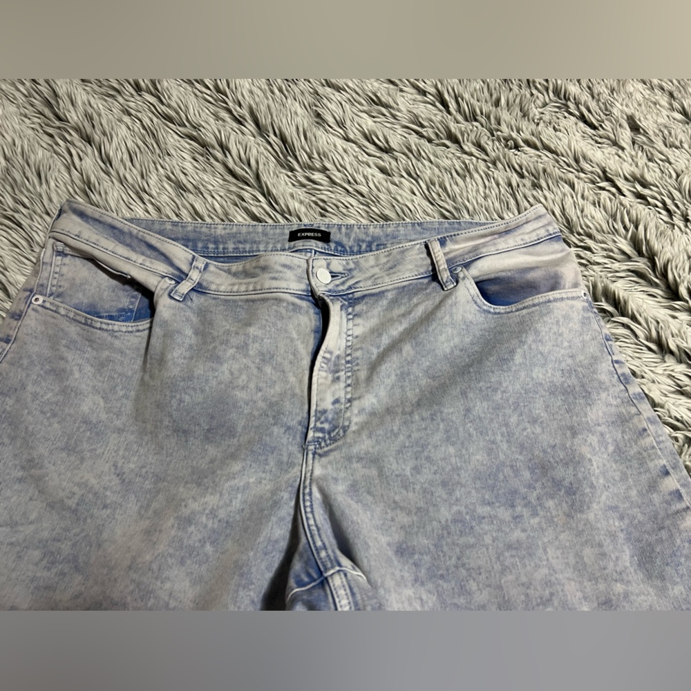 Express Boyfriend Fit, Mid-Rise, wide-leg Jeans; Size 18R; light wash color - Picture 4 of 5